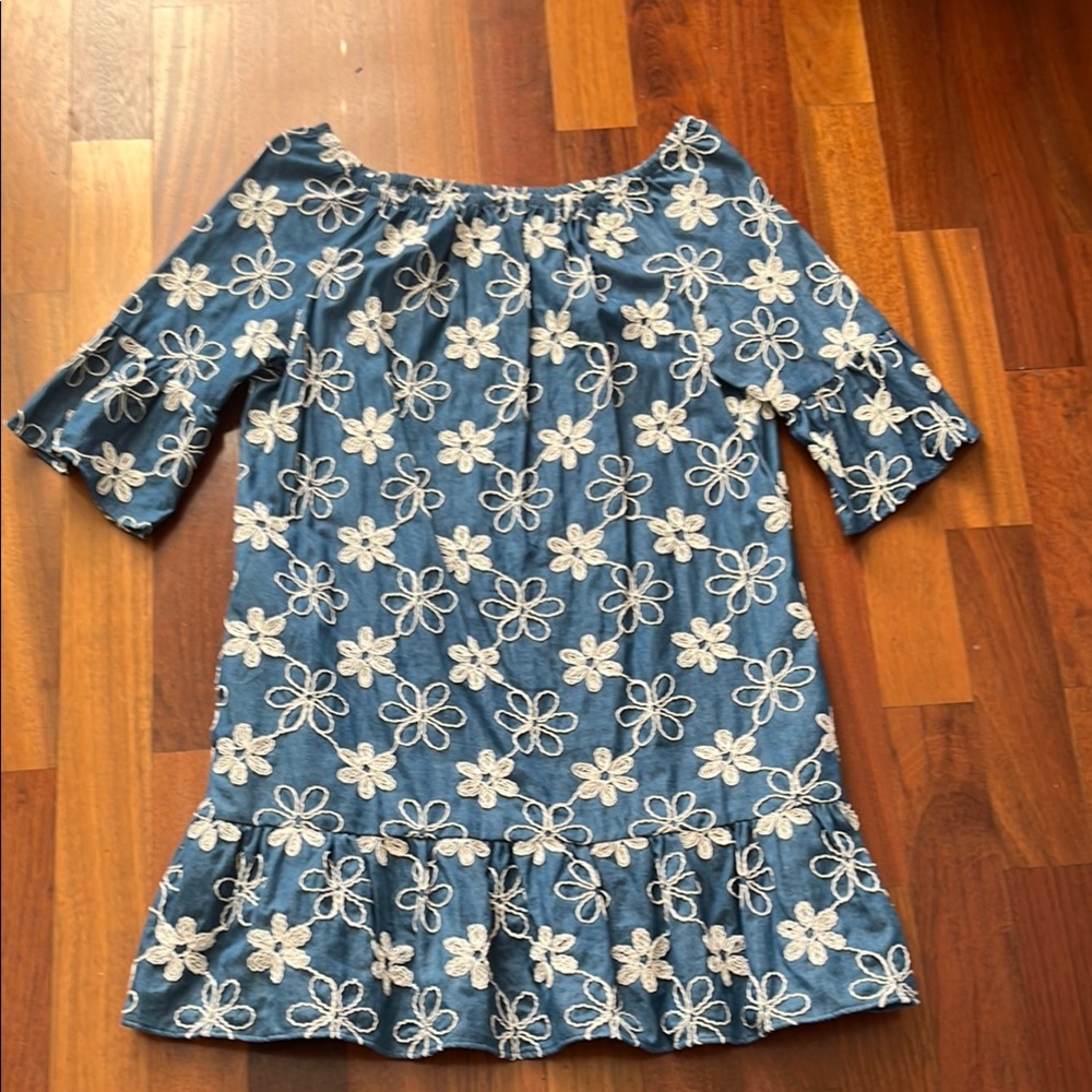 Adorable ladies dress!!